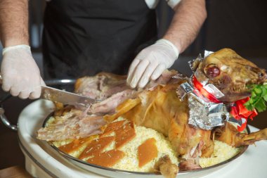 Geleneksel Azerbaycan usulü ızgara kuzu ızgara ızgara. Özel bir şekilde pişirilmiş açık ateşte kızartılmış et. Barbekü kuzu etinden ya da koyun etinden yapılır ve slasher tarafından işlenir. Şah pilav.