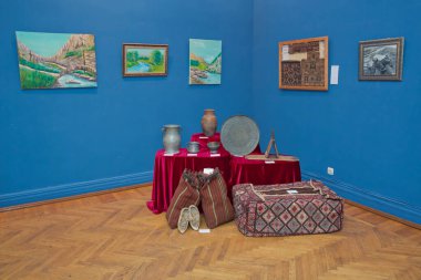 Azerbaycan Bakü 04.12.2020. Ulusal arkeoloji müzesinde çeşitli amforalar sergilenmektedir. Bakır çömlek sergisi .