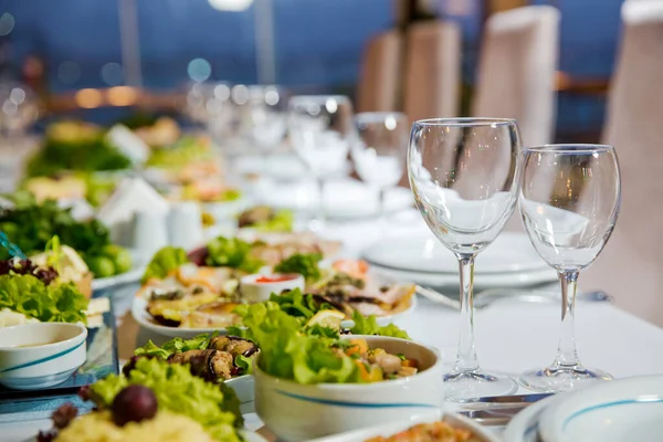 Serviert Urlaubstisch Besteck Geschirr Gläser Teller Gabel Salate Und Kaugummis — Stockfoto