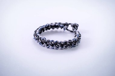 Siyah ve beyaz dokuma bilezik