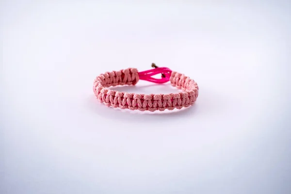 Różowa bransoletka tkana — Zdjęcie stockowe