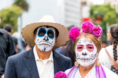 Mexico City - 23 Ekim: Bilinmeyen katılımcı çift bir tarih 23 Ekim 2016 Paseo de la Reforma Avenue, Meksika, Catrinas geçit üzerinde. Ölülerin günü en popüler tatil Meksika'da biridir