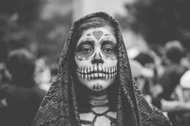 Mexico City - 23 Ekim: Bir Catrinas geçit bilinmeyen katılımcısı Paseo de la Reforma Avenue, Meksika, üzerinde 23 Ekim 2016. Ölülerin günü en popüler tatil Meksika'da biridir