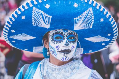 Mexico City - 23 Ekim: Bir Catrinas geçit bilinmeyen katılımcısı Paseo de la Reforma Avenue, Meksika, üzerinde 23 Ekim 2016. Ölülerin günü en popüler tatil Meksika'da biridir