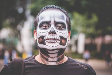 Mexico City - 23 Ekim: Bir Catrinas geçit bilinmeyen katılımcısı Paseo de la Reforma Avenue, Meksika, üzerinde 23 Ekim 2016. Ölülerin günü en popüler tatil Meksika'da biridir