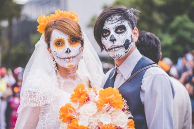 Mexico City - 23 Ekim: Bilinmeyen katılımcı çift bir tarih 23 Ekim 2016 Paseo de la Reforma Avenue, Meksika, Catrinas geçit üzerinde. Ölülerin günü en popüler tatil Meksika'da biridir