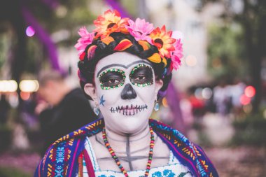 Mexico City - 23 Ekim: Bir Catrinas geçit bilinmeyen katılımcısı Paseo de la Reforma Avenue, Meksika, üzerinde 23 Ekim 2016. Ölülerin günü en popüler tatil Meksika'da biridir