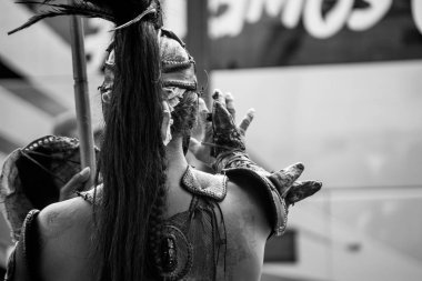 Mexico City - 23 Ekim: Bir gün ölü geçit bilinmeyen katılımcısı Paseo de la Reforma Avenue, Meksika, üzerinde 23 Ekim 2016. Ölülerin günü en popüler tatil Meksika'da biridir