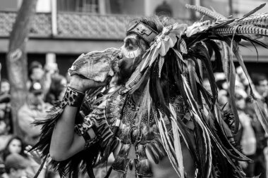 Mexico City - 23 Ekim: Bir gün ölü geçit bilinmeyen katılımcısı Paseo de la Reforma Avenue, Meksika, üzerinde 23 Ekim 2016. Ölülerin günü en popüler tatil Meksika'da biridir