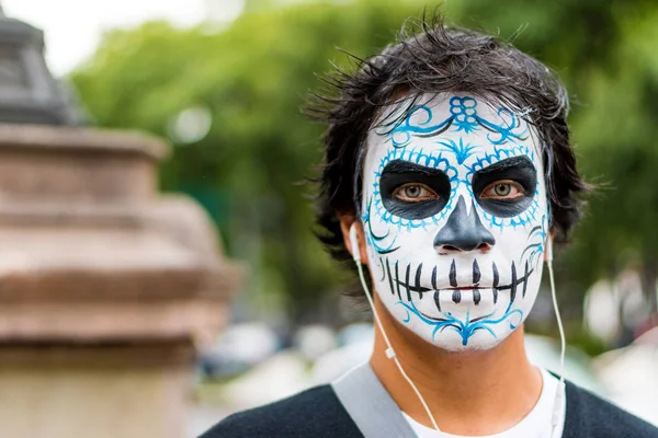 MEXICO CITY - OCT 23: Unknown participant on a Parade of Catrinas in Paseo de la Reforma Avenue, Mexico, on October 23 2016. The Day of the Dead is one of the most popular holidays in Mexico — Stock Photo, Image