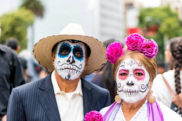 Mexico City - 23 Ekim: Bilinmeyen katılımcı çift bir tarih 23 Ekim 2016 Paseo de la Reforma Avenue, Meksika, Catrinas geçit üzerinde. Ölülerin günü en popüler tatil Meksika'da biridir