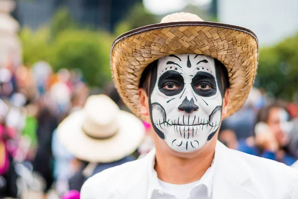 Mexico City - 23 Ekim: Bir Catrinas geçit bilinmeyen katılımcısı Paseo de la Reforma Avenue, Meksika, üzerinde 23 Ekim 2016. Ölülerin günü en popüler tatil Meksika'da biridir