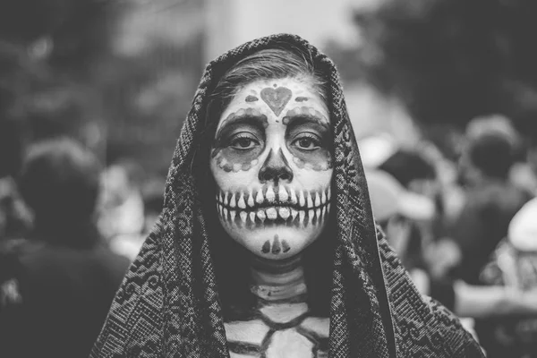 Mexico City - 23 Ekim: Bir Catrinas geçit bilinmeyen katılımcısı Paseo de la Reforma Avenue, Meksika, üzerinde 23 Ekim 2016. Ölülerin günü en popüler tatil Meksika'da biridir