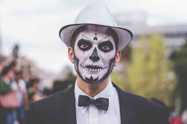 MEXICO CITY - OCT 23: Unknown participant boy on a Parade of Catrinas in Paseo de la Reforma Avenue, Mexico, on October 23 2016. The Day of the Dead is one of the most popular holidays in Mexico — Stock Photo, Image