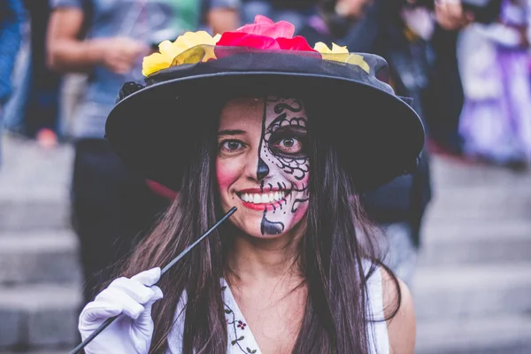 เม็กซิโกซิตี้ - 23 ตุลาคม: ผู้หญิงที่ไม่รู้จักบนขบวนพาเหรดของ Catrinas ใน Paseo de la Reforma Avenue, Mexico, ในวันที่ 23 ตุลาคม 2016 วันแห่งความตายเป็นหนึ่งในวันหยุดที่ได้รับความนิยมมากที่สุดในเม็กซิโก — ภาพถ่ายสต็อก