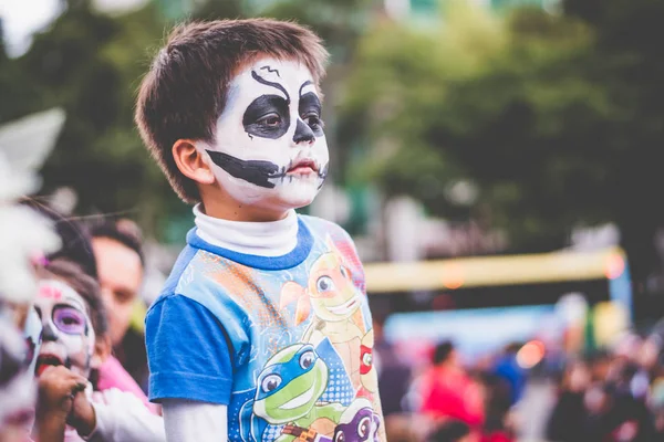 Mexico City - 23 Ekim: Bilinmeyen katılımcı çocuğa bir üzerinde 23 Ekim 2016 Paseo de la Reforma Avenue, Meksika, Catrinas geçit töreni. Ölülerin günü en popüler tatil Meksika'da biridir