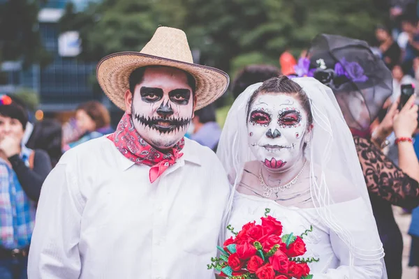 MEXICO CITY - OCT 23: Unknown participant couple on a Parade of Catrinas in Paseo de la Reforma Avenue, Mexico, on October 23 2016. The Day of the Dead is one of the most popular holidays in Mexico — Stock Photo, Image