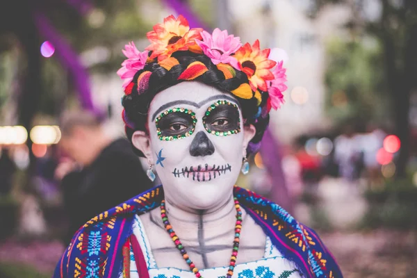 МЕХИКО - Неизвестный участник драки на площади Катринас в мексиканском городе Пасео-де-ла-Фаста 23 октября 2016 года. День мертвых - один из самых популярных праздников в Мексике — стоковое фото