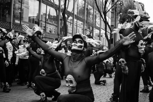 CIDADE DO MÉXICO - OCT 23: Participante desconhecido em um dia do desfile morto na Avenida Paseo de la Reforma, México, em 23 de outubro de 2016. O Dia dos Mortos é um dos feriados mais populares no México — Fotografia de Stock