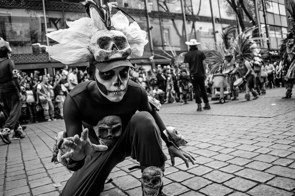 МЕХИКО - Неизвестный участник парада мертвых на авеню Пасео-де-ла-Фаста в Мексике 23 октября 2016 года. День мертвых - один из самых популярных праздников в Мексике — стоковое фото