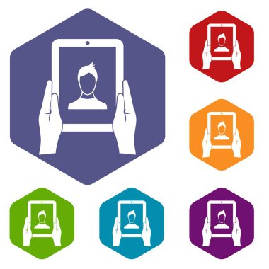 Bir tablet ile fotoğraf simgeler holding eller ayarla