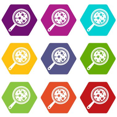 Kutsal kişilerin resmi üstünde tahta malzemelerle pizza renk altı yüzlü ayarla