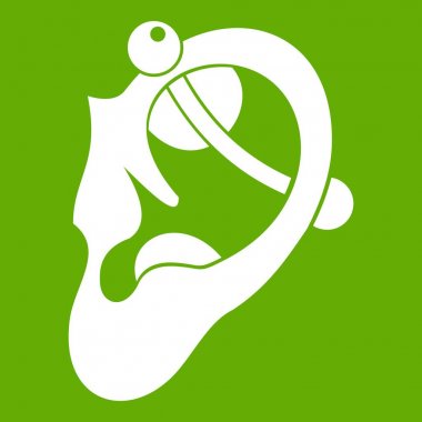 Simge yeşil piercing ile insan kulak