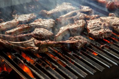 alev üzerinde kuzu kaburga ızgara