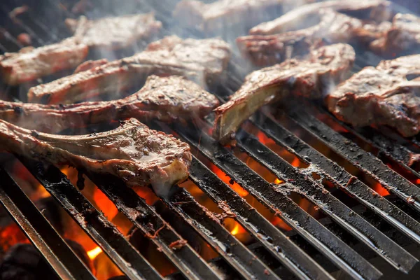 Grillen lams ribben op vlam — Stockfoto