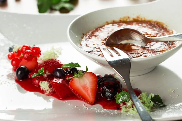 Creme brulee.Postre de crema de vainilla francesa con azúcar caramelizado — Foto de Stock