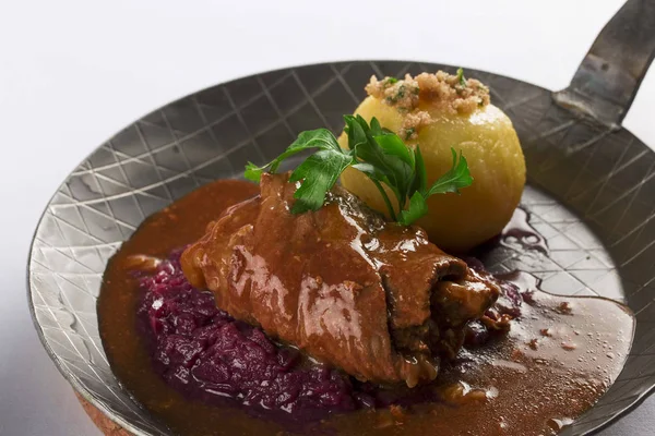 Rinderroulade Mit Rotkohl Und Klößen — Stockfoto