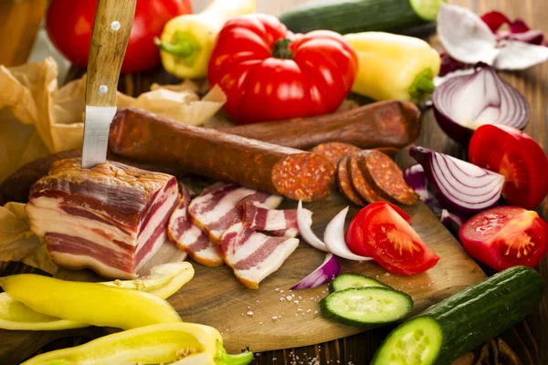 Fondo Rustico Legno Tagliere Salsiccia Con Pezzi Pancetta — Foto Stock