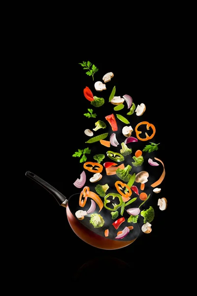 Świeże Warzywa Lecące Patelni Czarnym Tle — Zdjęcie stockowe