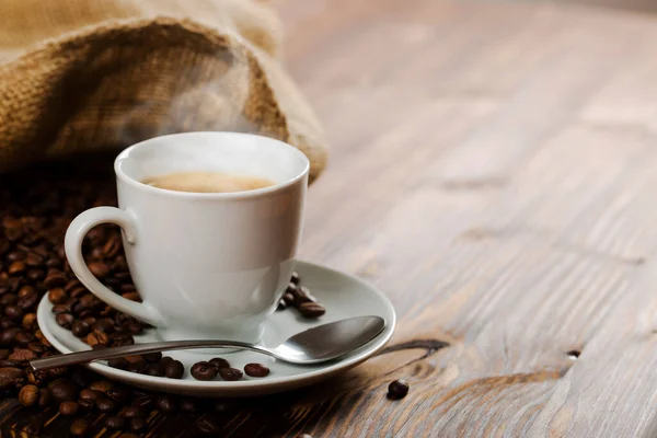 Kahve Fincanı Kahve Çekirdekleri Ahşap Arka Planda Telifsiz Stok Fotoğraflar