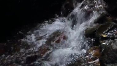Bu kristal berraklığında creek su kalker kaya-kayalıkları birçok küçük romantik cascades aşağı akıyor.