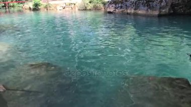 Güzel doğal yeşil ve kristal açık. mavi. Blue Lagoon Vang Vieng su dalgalanan. Laos.