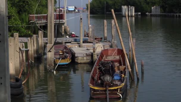 Vízparti Halászfalu Hajóval Ház Előtt Thaiföld Halászati Falu Harbor Turizmus — Stock videók