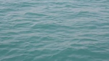 Küçük dalgalar ile sakin okyanus yüzeyinin.