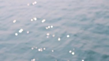 Dalgalar ve ışık yansımaları ile sakin okyanus yüzeyinin.