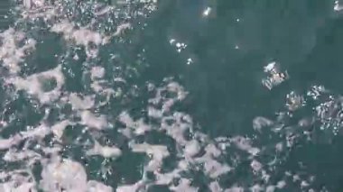 Küçük dalgalar ile sakin okyanus yüzeyinin.