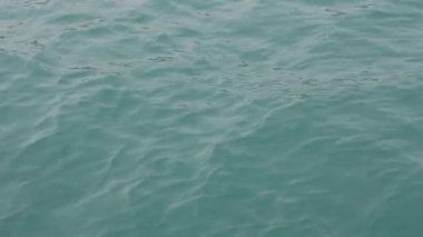 Küçük dalgalar ile sakin okyanus yüzeyinin.