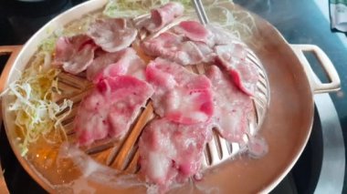 Domuz eti ve shabu shabu sıcak altın soba üzerinde ızgara.