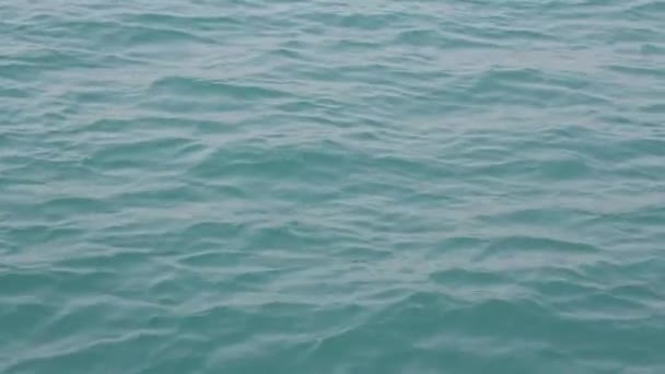 Het Oppervlak Van Rustige Oceaan Met Kleine Golven — Stockvideo