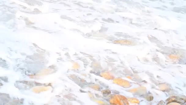 Praia Seixos Com Pequenos Seixos Surf Mar Ondas Pôr Sol — Vídeo de Stock