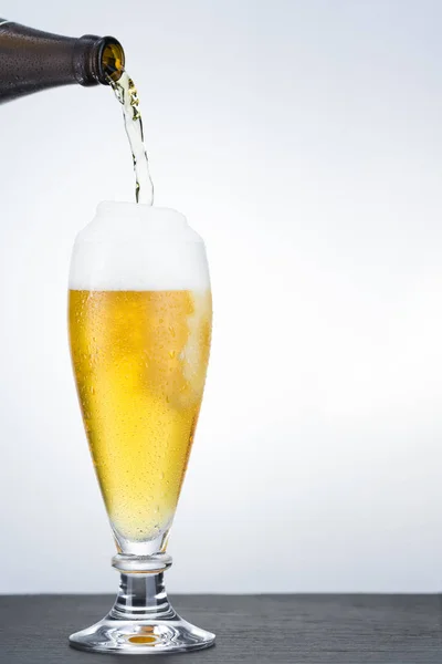 Bira cama dökülüyor.