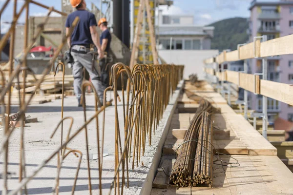 bir apartman binası inşaatı.