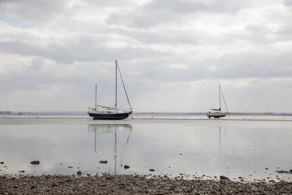 Vissersboten vast op het strand in laagwater periode. — Stockfoto