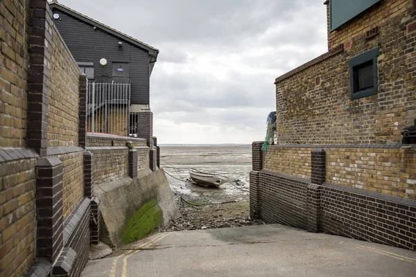 Vissersboten vast op het strand in laagwater periode. — Stockfoto