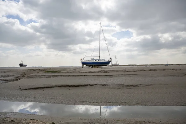 Fiskare båtar fastnat på stranden i lågvatten period. — Stockfoto