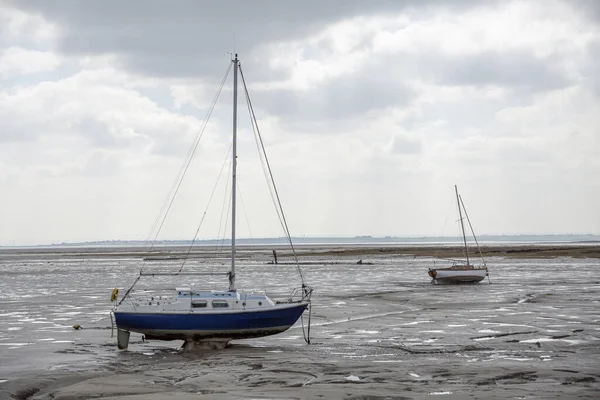 Vissersboten vast op het strand in laagwater periode. — Stockfoto